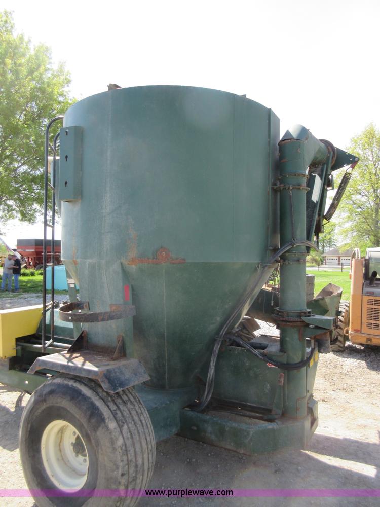 image for item G6627 Arts-Way 500A feed mixer