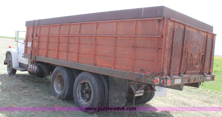 image for item H1527 1966 International Loadstar 1600 grain truck