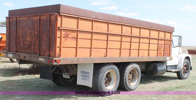 image for item H1527 1966 International Loadstar 1600 grain truck