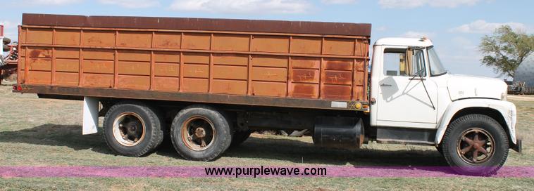 image for item H1527 1966 International Loadstar 1600 grain truck