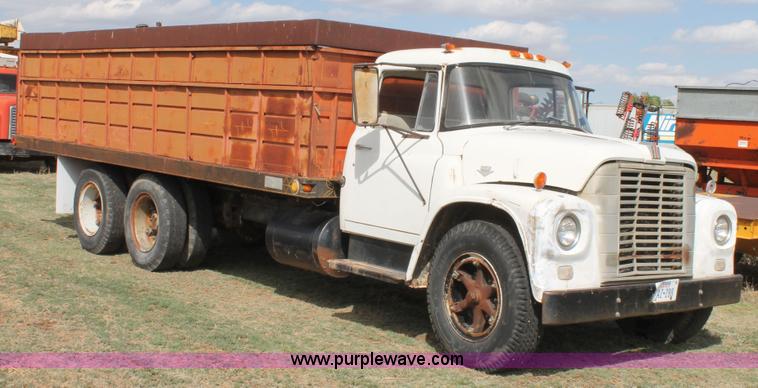 image for item H1527 1966 International Loadstar 1600 grain truck