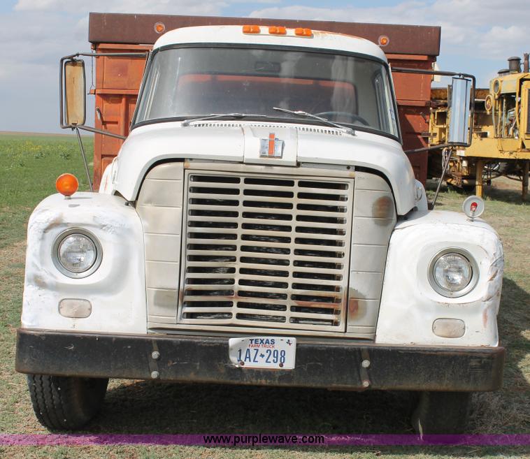 image for item H1527 1966 International Loadstar 1600 grain truck