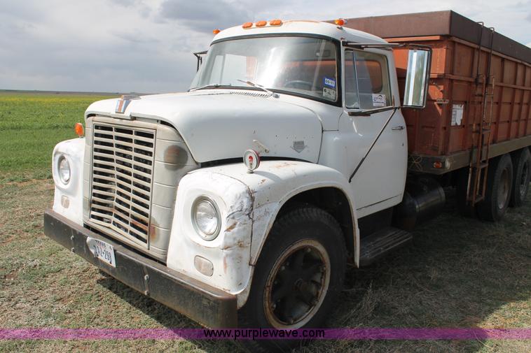 image for item H1527 1966 International Loadstar 1600 grain truck
