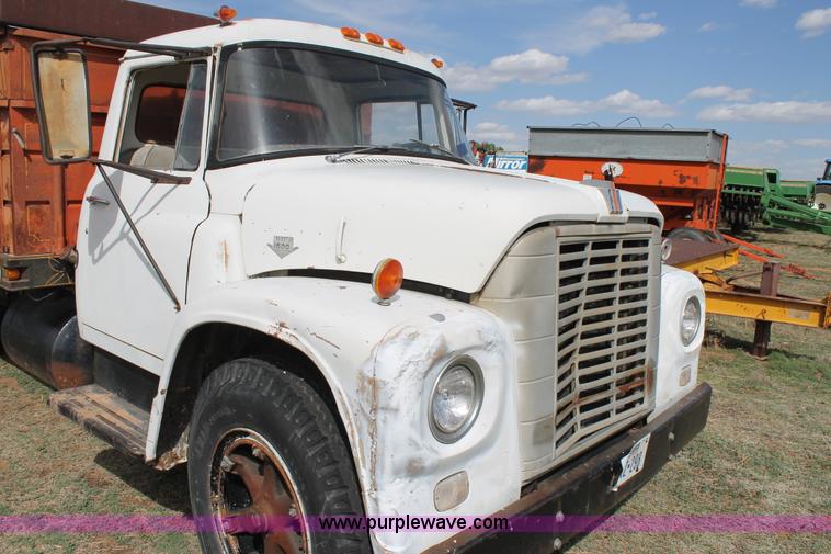image for item H1527 1966 International Loadstar 1600 grain truck