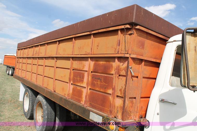 image for item H1527 1966 International Loadstar 1600 grain truck