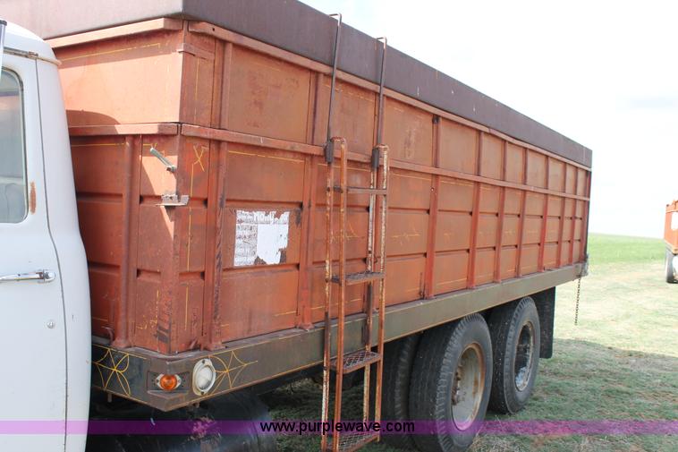 image for item H1527 1966 International Loadstar 1600 grain truck