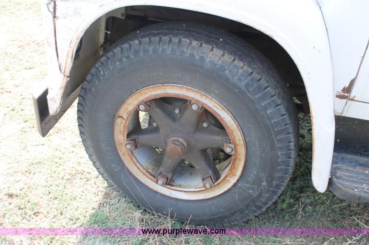 image for item H1527 1966 International Loadstar 1600 grain truck