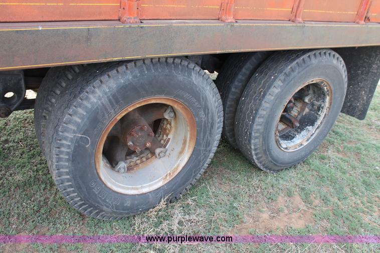 image for item H1527 1966 International Loadstar 1600 grain truck