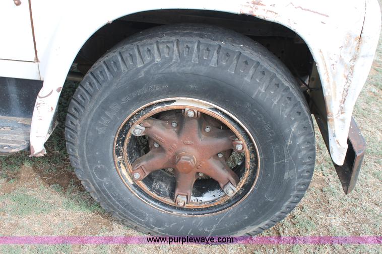 image for item H1527 1966 International Loadstar 1600 grain truck