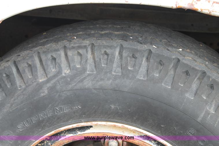 image for item H1527 1966 International Loadstar 1600 grain truck