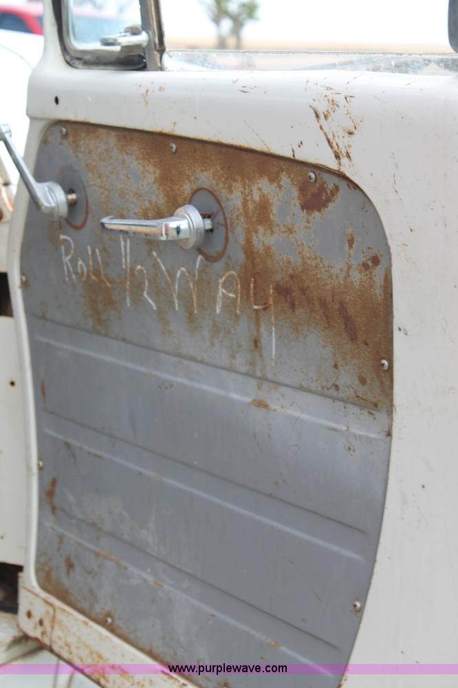 image for item H1527 1966 International Loadstar 1600 grain truck