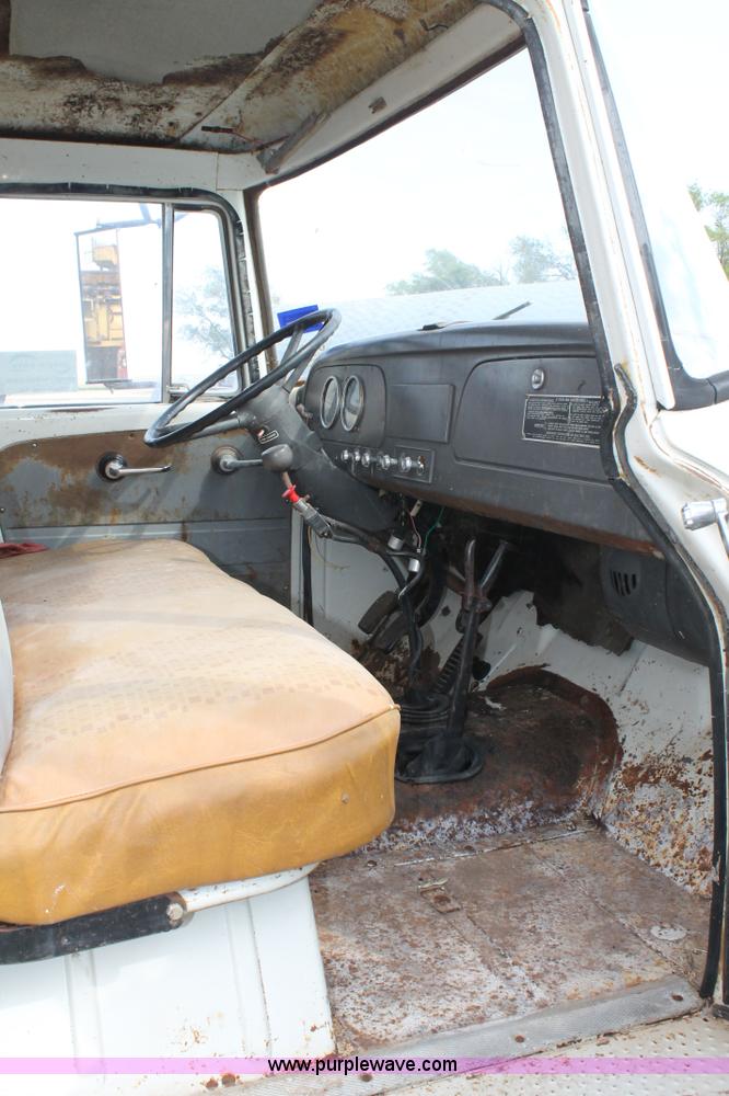 image for item H1527 1966 International Loadstar 1600 grain truck