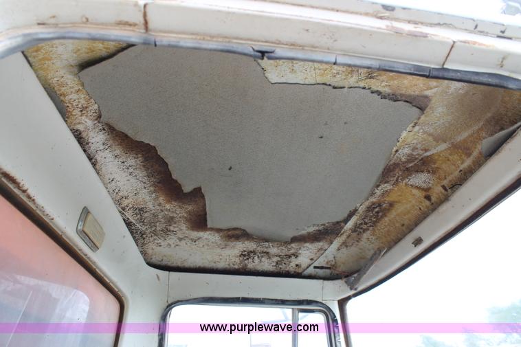 image for item H1527 1966 International Loadstar 1600 grain truck