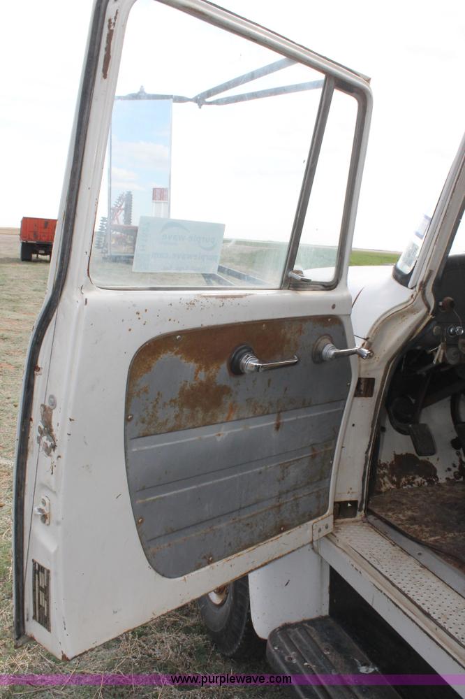 image for item H1527 1966 International Loadstar 1600 grain truck