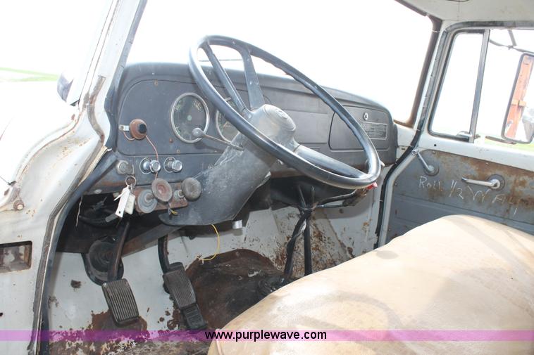 image for item H1527 1966 International Loadstar 1600 grain truck