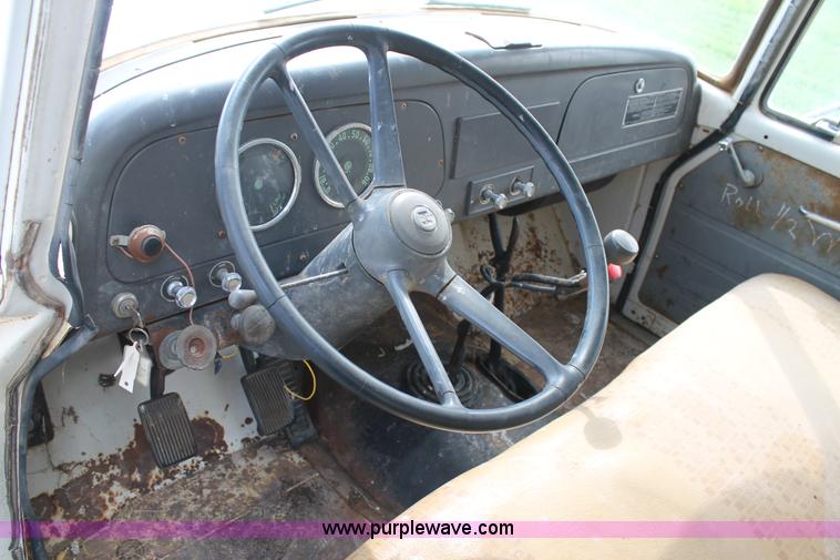 image for item H1527 1966 International Loadstar 1600 grain truck