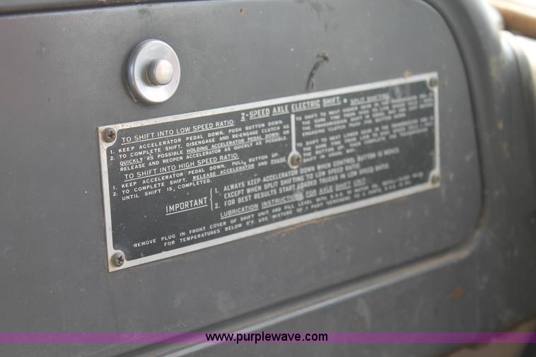 image for item H1527 1966 International Loadstar 1600 grain truck