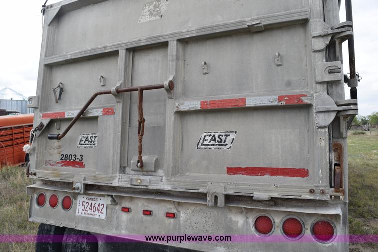 image for item H5123 1990 East end dump trailer