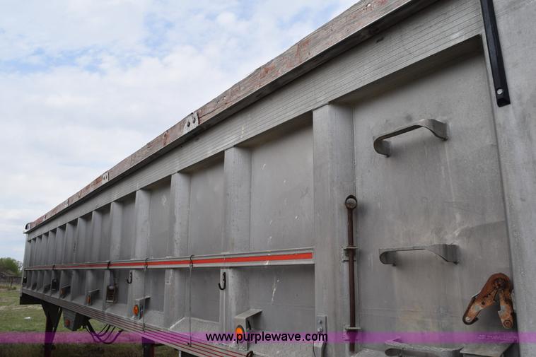 image for item H5123 1990 East end dump trailer