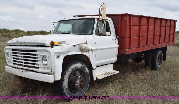 image for item H5125 1968 Ford F600 dump truck