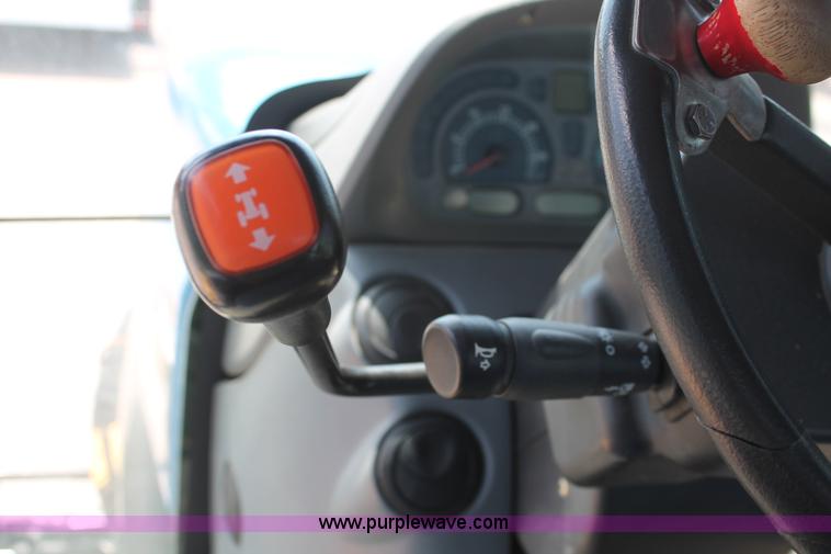 image for item H5821 2005 New Holland TS115A MFWD tractor