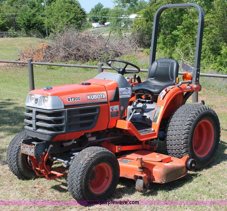 image for item H5827 1998 Kubota B7300 MFWD tractor