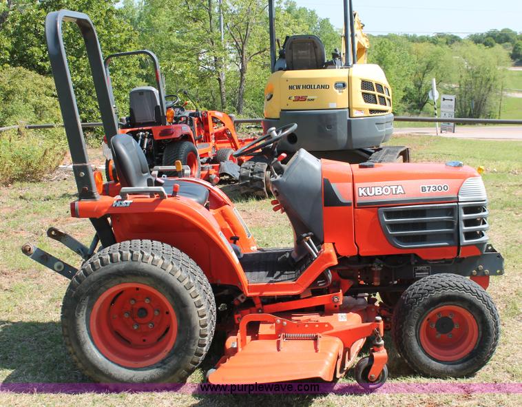 image for item H5827 1998 Kubota B7300 MFWD tractor