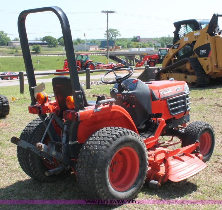image for item H5827 1998 Kubota B7300 MFWD tractor