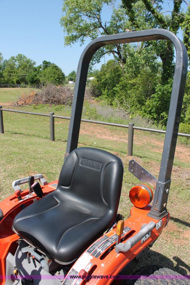 image for item H5827 1998 Kubota B7300 MFWD tractor