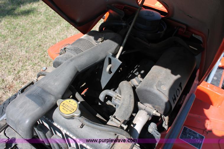 image for item H5827 1998 Kubota B7300 MFWD tractor