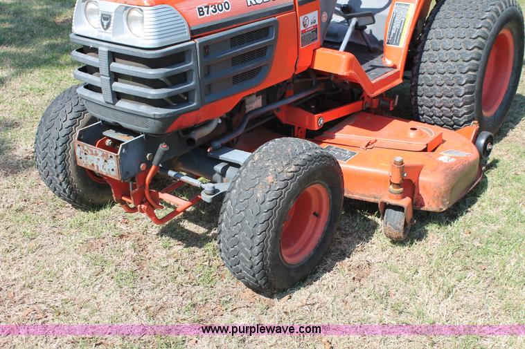 image for item H5827 1998 Kubota B7300 MFWD tractor