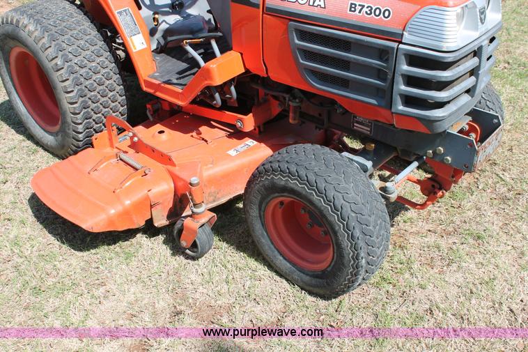 image for item H5827 1998 Kubota B7300 MFWD tractor