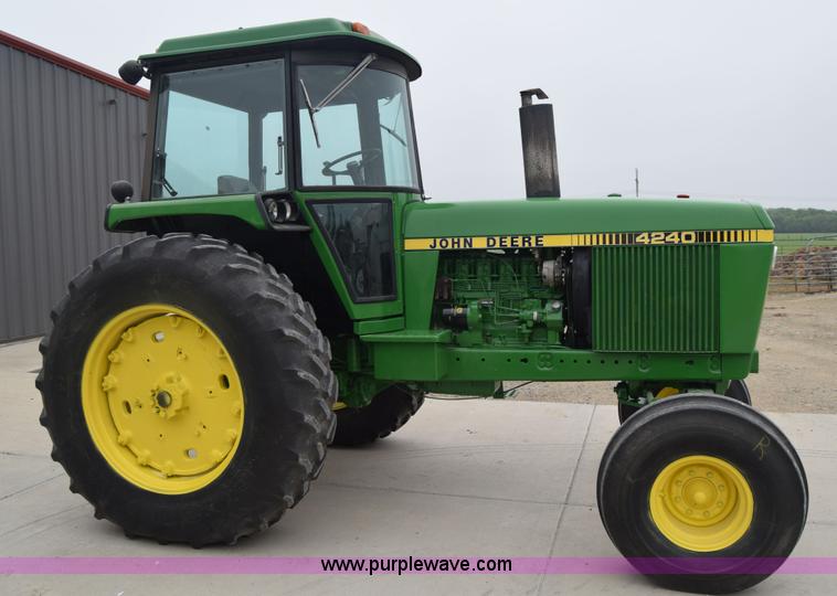 image for item H8585 1980 John Deere 4240 tractor