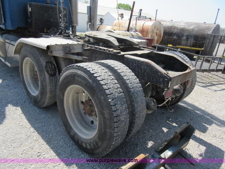 image for item I4593 1992 Peterbilt 359 Glider Kit semi truck