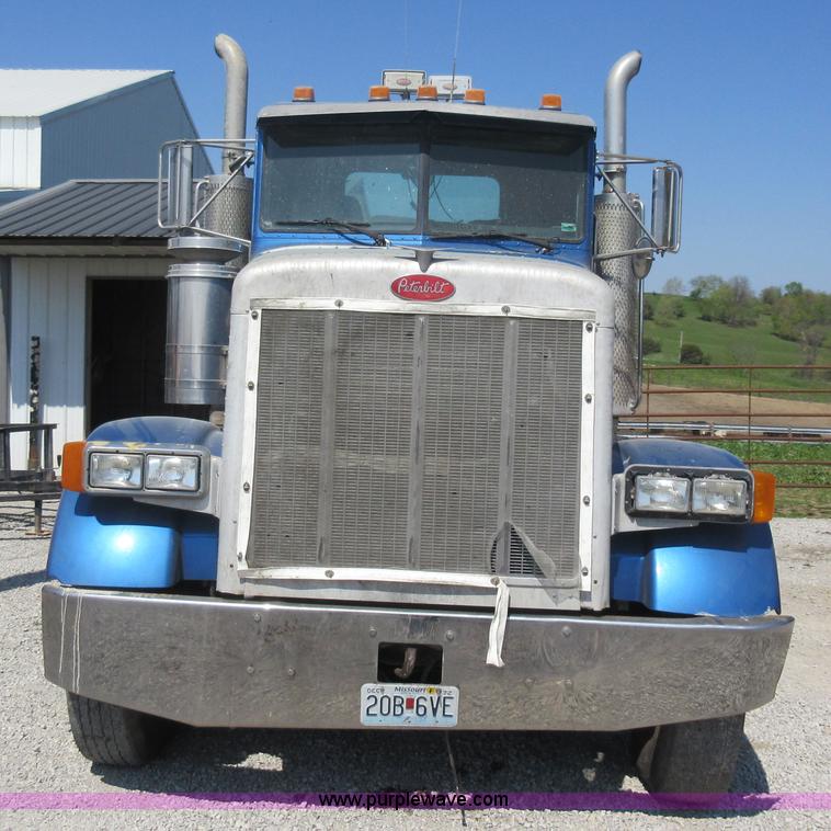 image for item I4593 1992 Peterbilt 359 Glider Kit semi truck