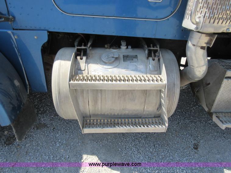 image for item I4593 1992 Peterbilt 359 Glider Kit semi truck