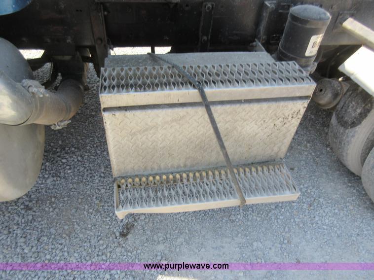 image for item I4593 1992 Peterbilt 359 Glider Kit semi truck