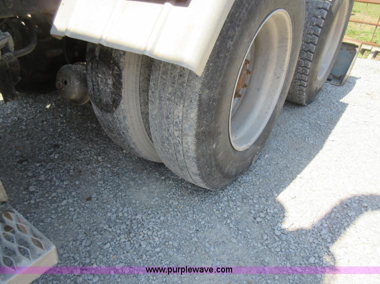 image for item I4593 1992 Peterbilt 359 Glider Kit semi truck