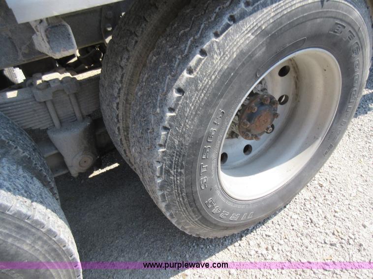 image for item I4593 1992 Peterbilt 359 Glider Kit semi truck