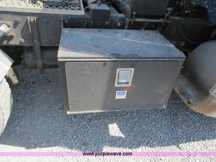 image for item I4593 1992 Peterbilt 359 Glider Kit semi truck