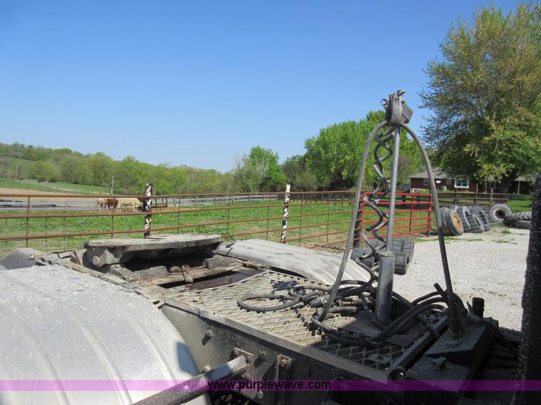 image for item I4593 1992 Peterbilt 359 Glider Kit semi truck