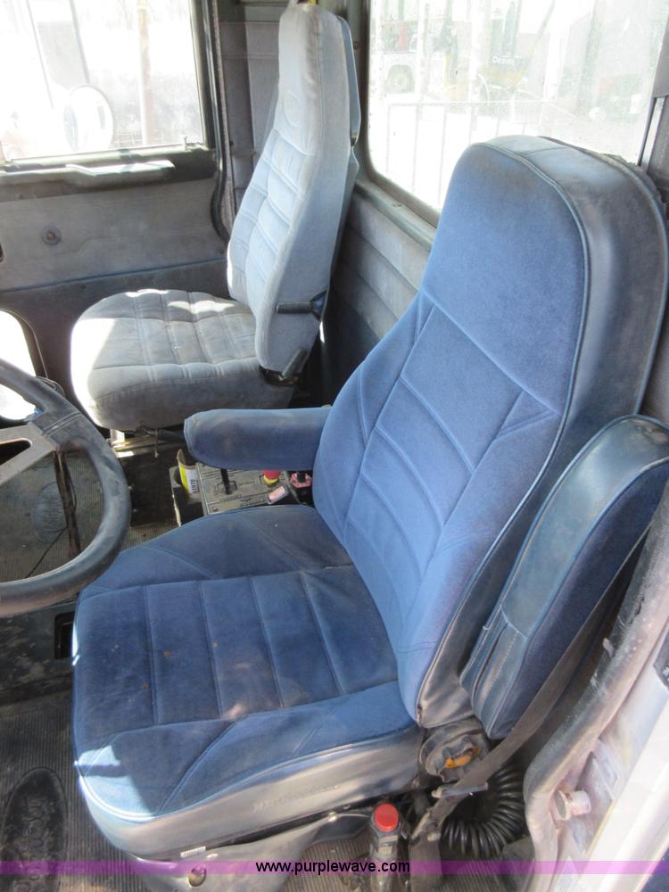 image for item I4593 1992 Peterbilt 359 Glider Kit semi truck