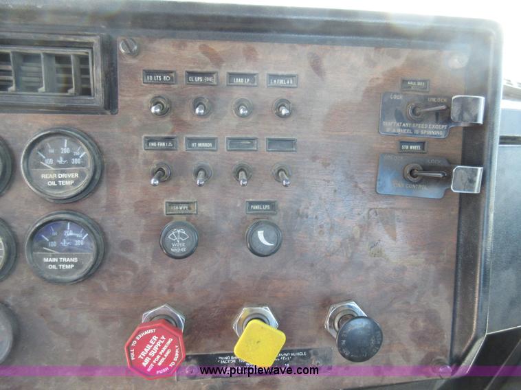 image for item I4593 1992 Peterbilt 359 Glider Kit semi truck