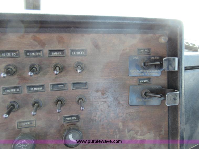 image for item I4593 1992 Peterbilt 359 Glider Kit semi truck