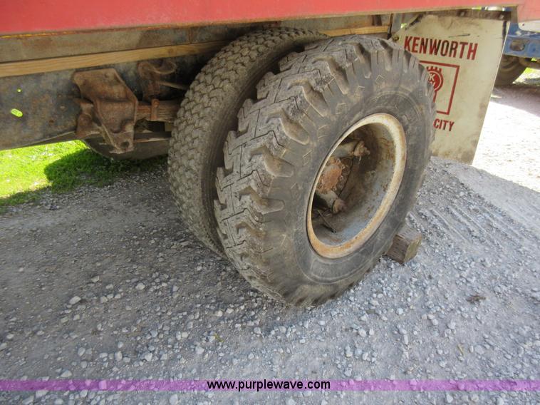 image for item I4594 1979 Ford F600 grain truck