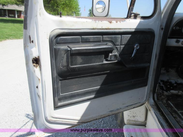 image for item I4594 1979 Ford F600 grain truck