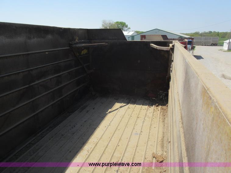 image for item I4594 1979 Ford F600 grain truck