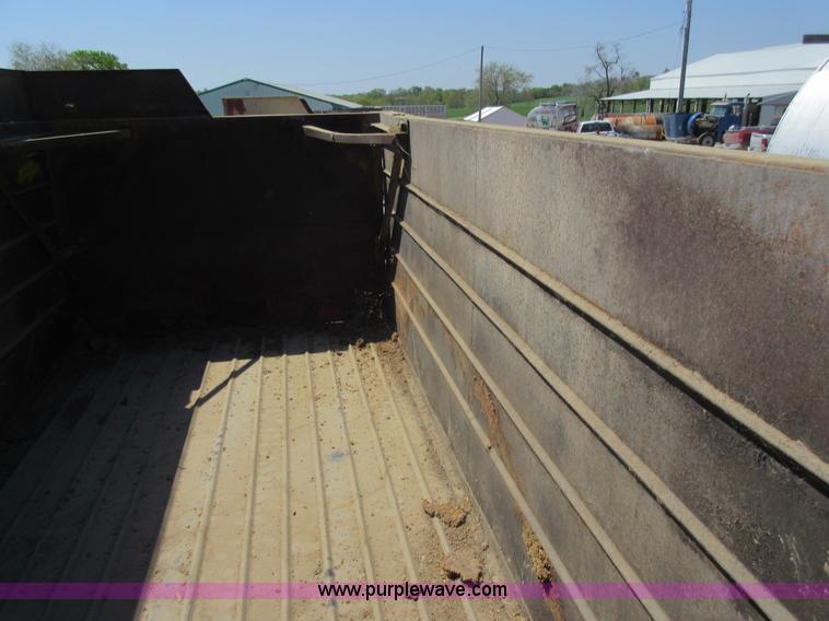 image for item I4594 1979 Ford F600 grain truck