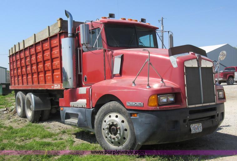 image for item I4596 1988 Kenworth T600 grain truck