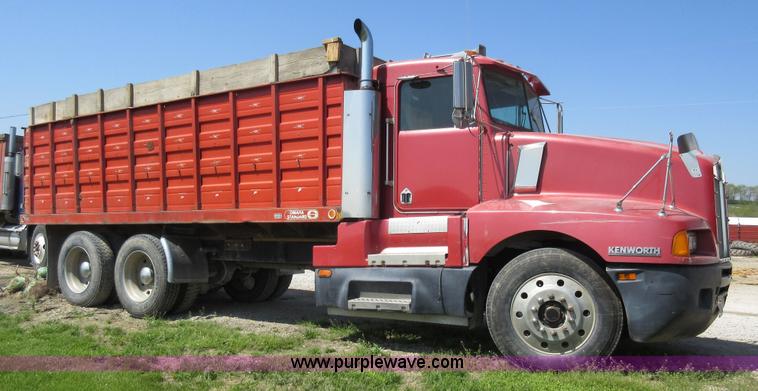image for item I4596 1988 Kenworth T600 grain truck